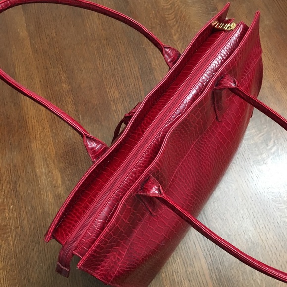 Elizabeth Arden | Large Red Bag - Picture 4 of 8